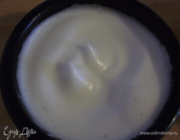 Взбиваем 4 белка с сахаром.