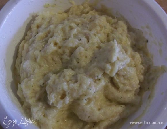 Аккуратно вводим их в фарш и перемешиваем.