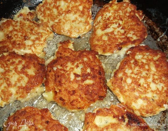 Выкладываем в хорошо разогретое масло столовой ложкой и обжариваем с двух сторон на среднем огне.