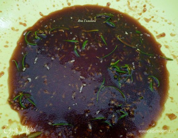 Иголочки розмарина отщипнуть с веточки. Чеснок выдавить.  В миске смешать все ингредиенты для маринада.
Рыбу посолить и поперчить. 

