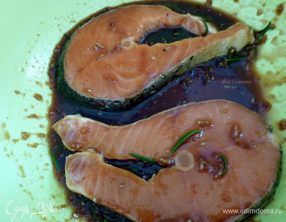 Рыбу хорошо обмакнуть в маринаде. 
