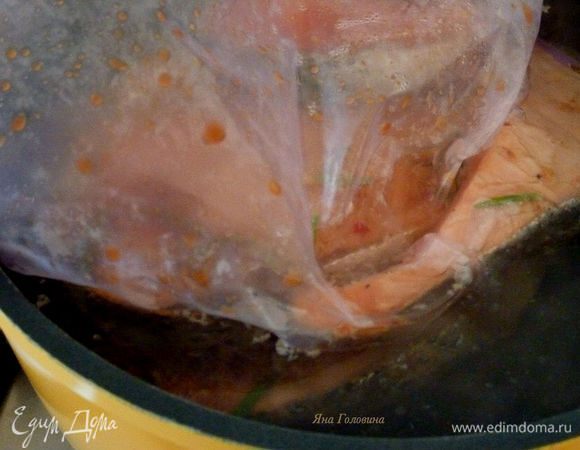 Положить пакет в воду на 20 минут.  