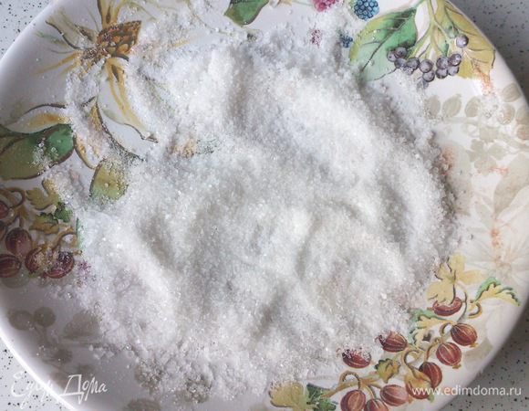 Смешать в тарелке соль и сахар.
