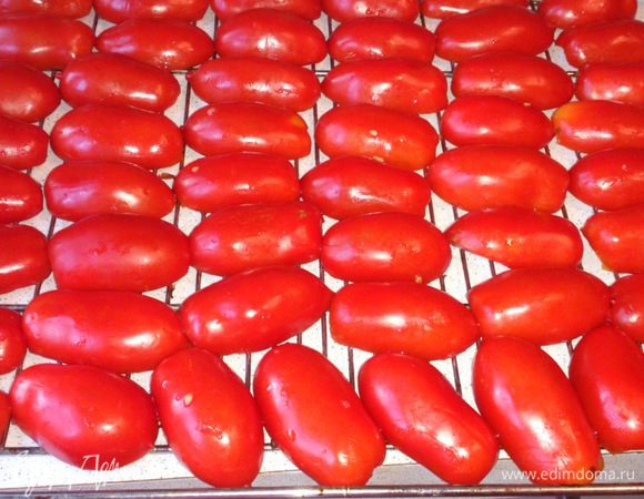 Помидоры вымыть, разрезать вдоль пополам. Вынуть ложкой мякоть. Слегка обмакнуть срезом в смесь соли и сахара.Выложить срезом вниз на решетку. Поставить в духовку при 70С. Если духовка с конвекцией, то вообще замечательно, тогда помидоры не нужно переворачивать в процессе сушки . Обычно для маленьких плодов требуется 4-5 часов. Если у вас газовая духовка, то дверцу лучше приоткрыть и помидоры пару раз перевернуть.