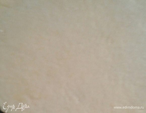 Для начала приготовим посуду: сливочное масло растереть с мукой,  добавить сахарную пудру, желток (белок оставим для глазури), если  тесто не собирается в  шар добавить ложку или две ледяной воды.