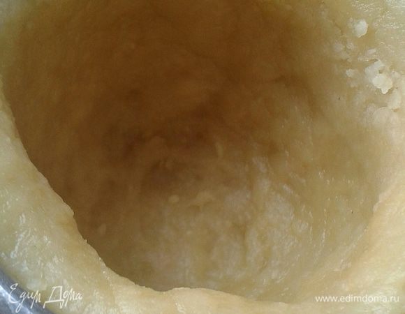 Тесто раскатать толщиной в  0,5 см и уложить в форму будущей кружки.  Из такого количества теста получается три порции. Поставить в холодильник на 0,5 часа. 