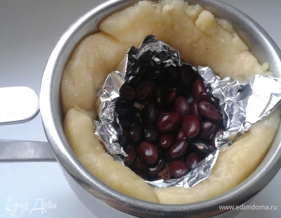 На дно заготовки выложить фольгу,  и утяжелитель, например горох или фасоль. Отправить в разогретую до 190 градусов духовку  на 20 минут. Когда заготовки испекутся - остудить! Далее пока кружки остывают,  сделаем глазурь. Я взяла яичный белок хорошенечко взбила, добавила сахарную пудру. Глазурью покрыть внутреннюю часть кружки. Поставить на холод застывать.