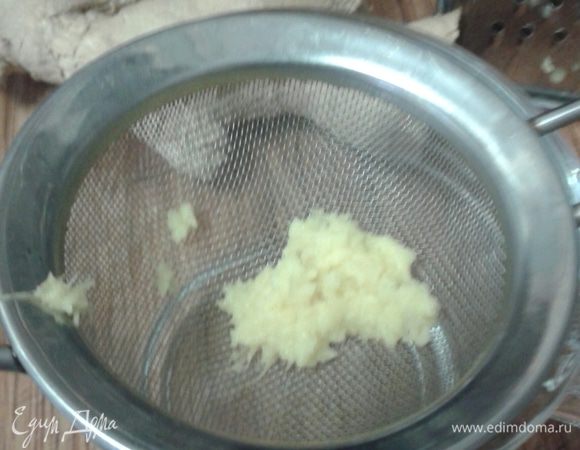 Теперь кофе: почистить корень имбиря, натереть на терке. 