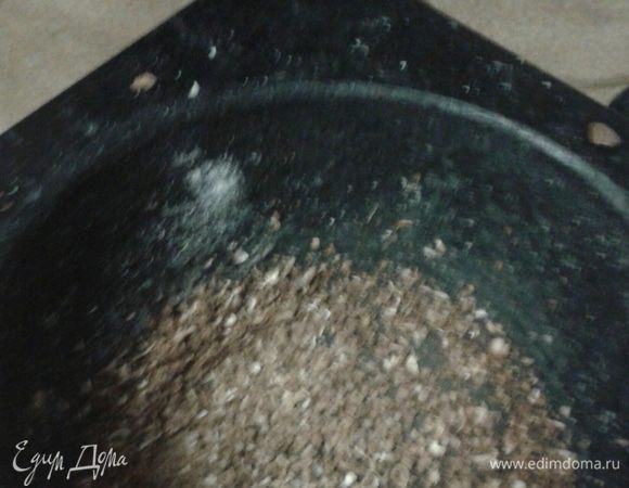 Смешать специи в кружке, залить кофе из кофемашины. (Кофе можно приготовить в турке, а также можно взять растворимый).