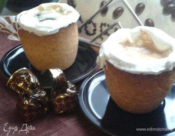 Настоять напиток пару минут процедить через ситечко, и залить в заготовленную съедобную кружку.  
Приятного кофепития!