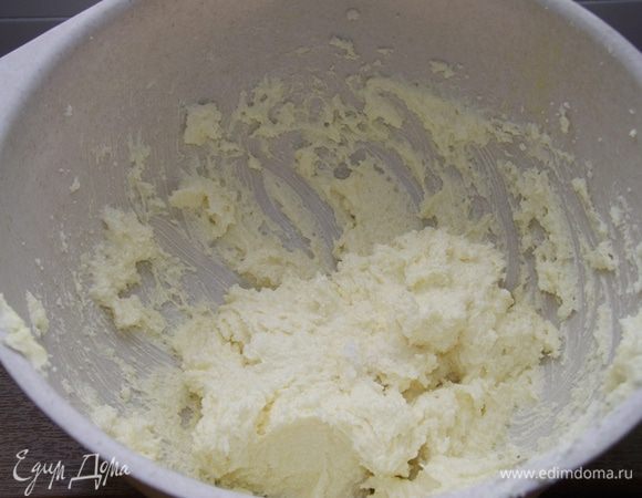 Разогреваем духовку на 170 градусов.  В миску миксера положить масло комнатной температуры и сахар. Взбить всё на высокой скорости (примерно 6 мин.) до легкой и пушистой консистенции.