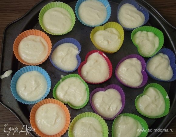 Важно: лопаткой собрать тесто со стенок чашки по мере необходимости, и снова перемешать миксером на низкой скорости. Равномерно заполнить тестом подготовленные формочки и выпекать от 15-20 минут. Готовность проверяем зубочисткой — сухая — значит готовы!