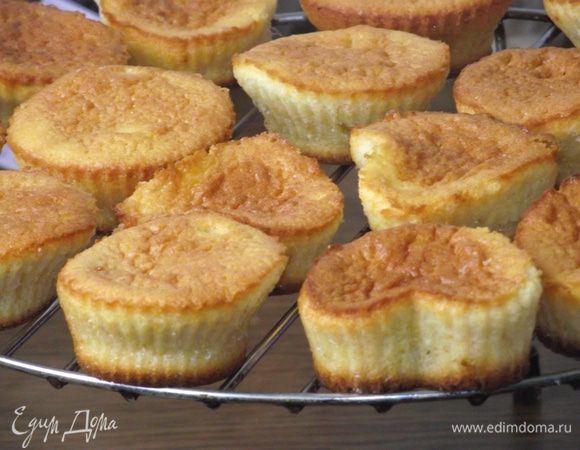 Вытащить из духовки, извлечь из формочек и положить на решетку, чтобы полностью остудились. Если выпекаете в бумажных формочках, извлекать капкейки нет необходимости.