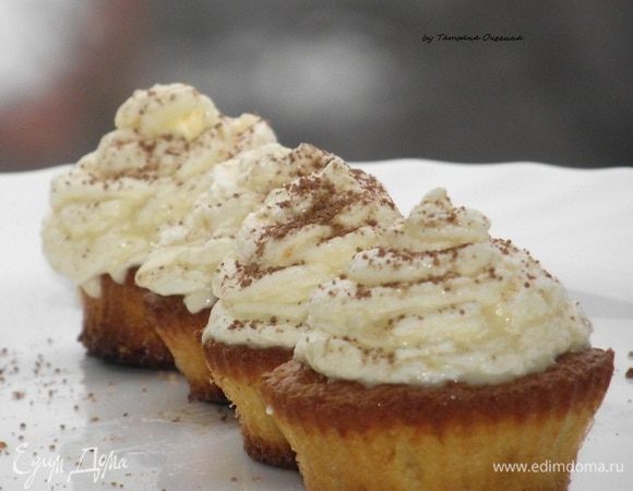 Наполняем кондитерский мешок кремом и украшаем капкейки. Праздничные ароматные капкейки, друзья, готовы!
