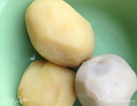 Для начала отварим средний по размеру картофель, я варю его "в мундире", а затем чищу. 