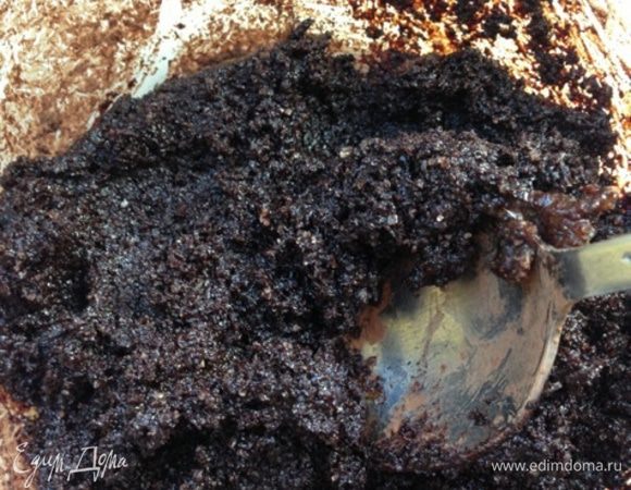 Отделим желтки от белков. Смешаем желтки, сахар и какао до однородной массы. Она получается довольно густая.