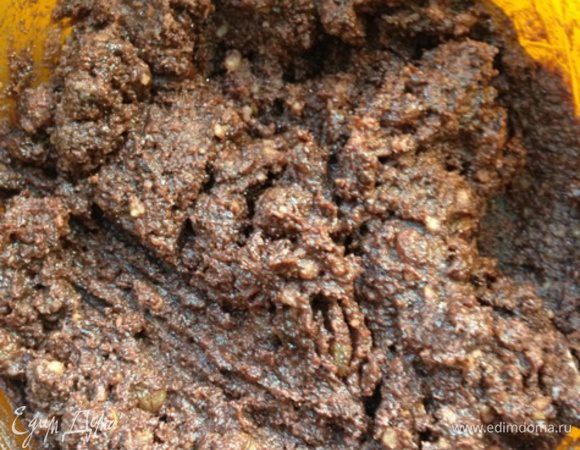 Добавим к этой массе тщательно размятый картофель, разрыхлитель, изюм и ванилин. Все хорошенько перемешаем.