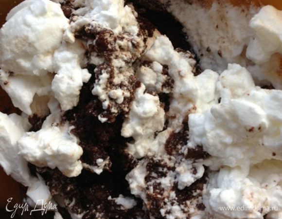 Взобьем белки со щепоткой соли и аккуратно соединим их с нашей массой. 