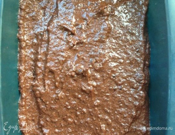 Выкладываем тесто в форму.  Внимание!!!!! Форму нужно очень хорошо смазать маслом, т. к. кекс будет трудно достать! Отправляем в разогретую до 180 градусов духовку примерно на 1 час. Ориентируйтесь по "сухой спичке". Полностью остужаем и подаем!!!!