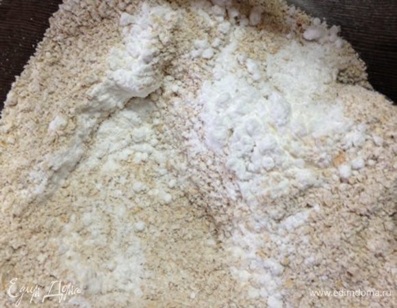 Измельчим овсяные хлопья, добавим к ним сахарную пудру, разрыхлитель и ванилин.