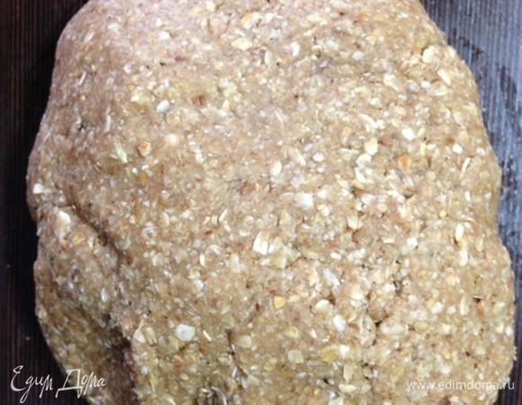 Вольем растительное масло и чай. Замесим тесто. Поначалу оно будет собираться в шар.