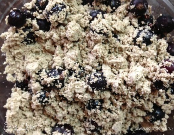 Подготовим начинку. Измельчим руками халву и добавим к ней ягоды. Я добавляла мороженые, они у меня не общей массой, а каждая по отдельности.