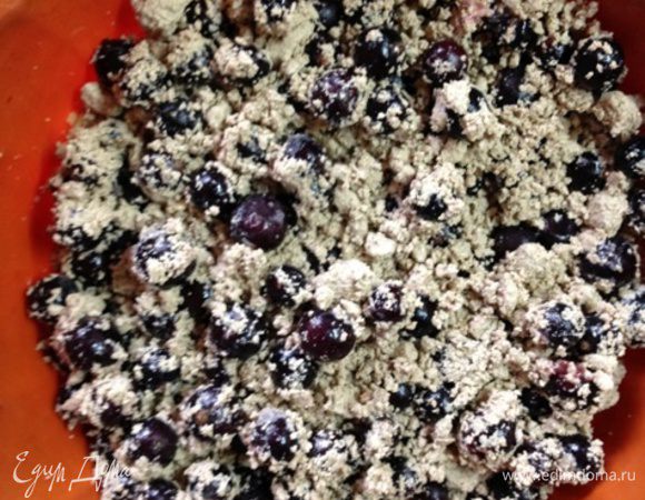 Выкладываем начинку. Затем вторую часть крошки. Утрамбовываем и ставим в разогретую до 180 градусов духовку на 30 минут.