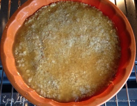 По истечении указанного времени поливаем наш пирог соком (у меня яблочно-персиковый), распределяя его по всей поверхности и возвращаем в духовку минут на 15-20.