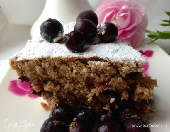 И подаем!! Кушать еще вкуснее со свежей ягодой!
Пирог получается рассыпчатым, с мягкой ароматной кисло-сладкой начинкой и легкой горчинкой овса. 
На следующий день пирог стал еще вкуснее!! Мне очень понравился!!!