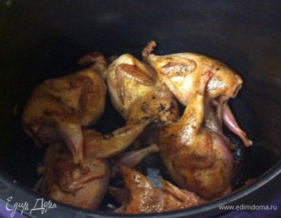 Я готовила сразу два блюда с перепелами, так что поджарила в одной посуде сразу 6 перепелочек. Поджарить нужно до золотистого цвета, чтобы перепелочки остались нужной формы и имели приятный цвет.