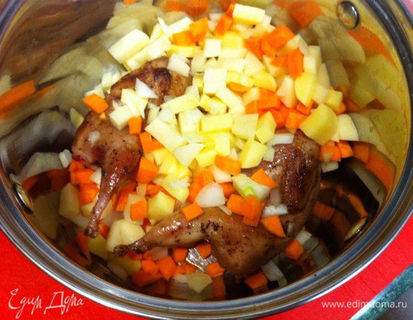 В кастрюлю выкладываем перепелок и сверху добавляем овощи.