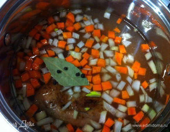 Заливаем все водой или бульоном. У меня оставался бульон с цветной капусты (около 0,5л) и я еще добавила воду. Добавляем соль по вкусу, несколько горошинок душистого перца и лавровый лист. Но после приготовления лавровый лист стоит достать.

