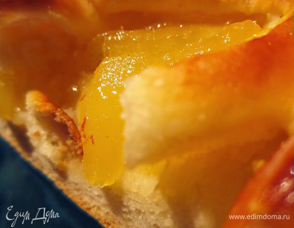 Выпекать пирог в предварительно разогретой духовке при температуре 190 градусов до образования румяного цвета.