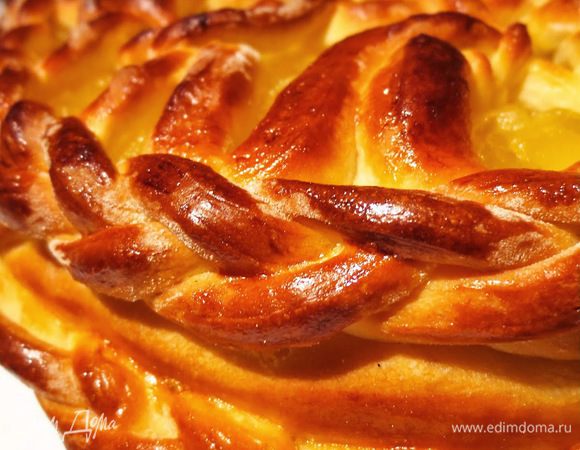 Хотелось бы обратить Ваше внимание, что если Вы не успеваете сделать пирог, то тесто можно положить в холодильник на ночь. Оно поднимется в процессе выпекания. И еще, с холодным тестом легче работать.
Ну вот кажется и все, приятного чаепития!!!!