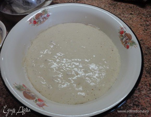 Дрожжи размешать в теплой воде в 1 ч. ложкой сахара и 1/3 муки. Оставить опару подходить. В готовую опару добавить масло и всыпать муку с солью. Замесить тесто и оставить подходить минут 30.