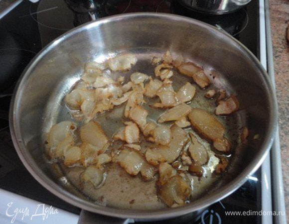 Шпик нарезать тонкими полосками, лук мелкими кубиками, лук – порей кольцами в 1 см.
В сковороде слегка (до прозрачности) обжарить шпик и отложить в сторону. 