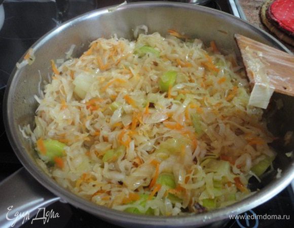 На вытопившемся жире обжарить лук до прозрачности, добавить лук-порей и прожарить пару минут, затем добавить подготовленную капусту и потушить на среднем огне, помешивая, минут 10. Убрать с плиты и соединить со шпиком.