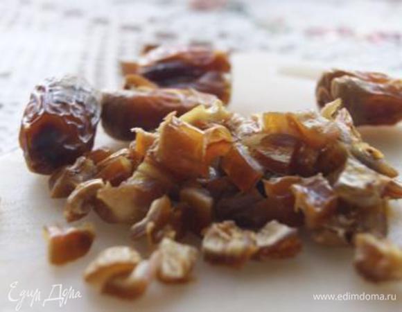 Из фиников удалить косточки, порезать на кусочки.