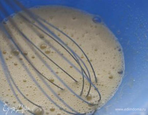 Яйцо взбить с медом.