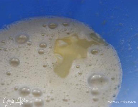 Добавить растопленное сливочное масло, тщательно перемешать.