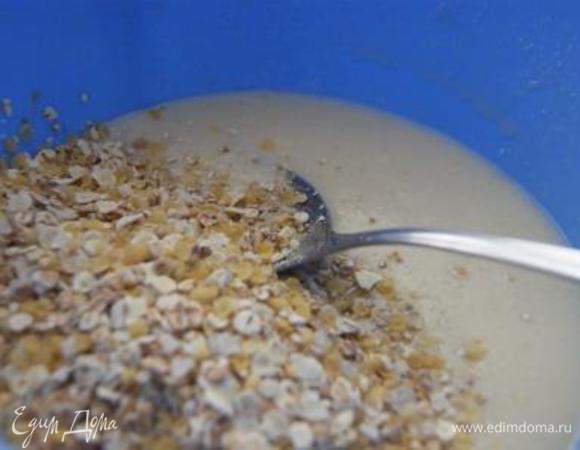 Добавить овсяные хлопья, перемешать.