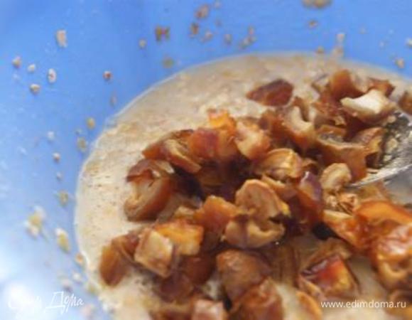 Добавить финики, перемешать.