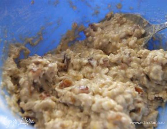 Добавить муку, разрыхлитель, замесить тесто.