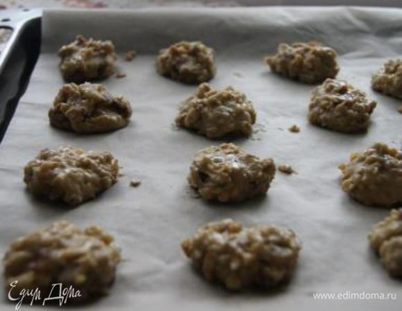 Тесто ложкой выложить на противень, застеленный пекарской бумагой. Выпекать при 180 гр. 15 минут.