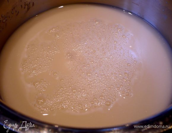 Сначала активируем дрожжи, разведем их в теплой воде, добавим сахар и перемешаем.