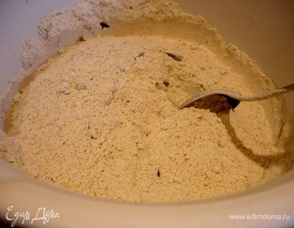 Муку смешаем с солью и семечками, добавим дрожжи. Вымесим за несколько минут клёцкое, липкое тесто.