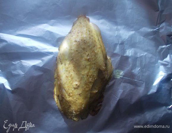 Затем достать и завернуть в фольгу. Так грудка сохранит сочность и будет очень нежной.