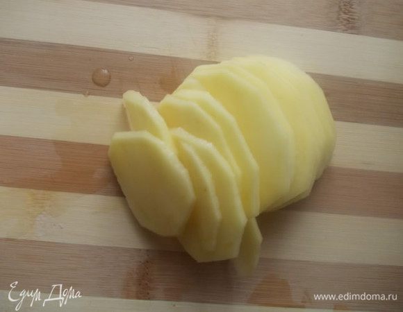 Картофель почистить, нарезать тонкими пластинками и обсушить. Пожарить во фритюре, или запечь в духовке. Как вам больше нравится.