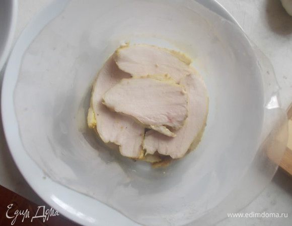 Берем плоскую тарелку и с помощью кольца, или как у меня, с помощью обрезанной пластиковой бутылки, укладываем слой курочки. Полить соусом.