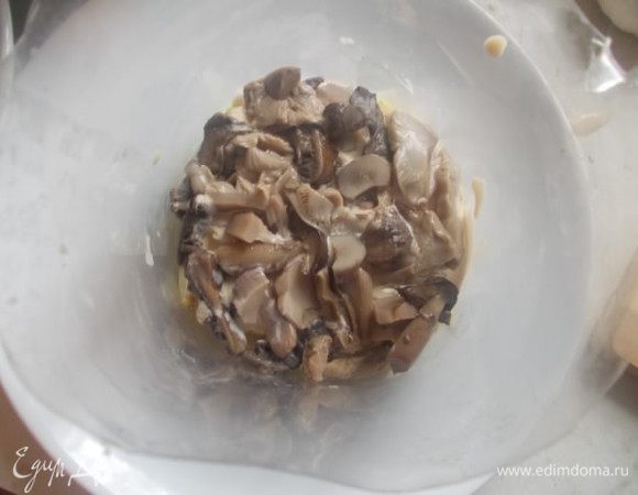 Затем слой порезанных грибочков.